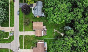 302 Westwinds Dr, Almont, MI 48003