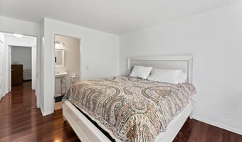 2827 S Embers Ln, Arlington Heights, IL 60005