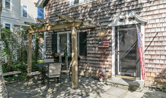 2 Lasalle Pl, Newport, RI 02840