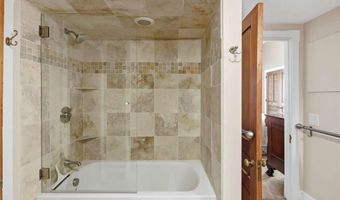 6 Howe Ave 8, Newport, RI 02840