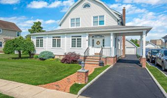 33 S Bay Ave, Amityville, NY 11701