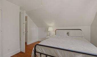 21 Clinton Ave, Newport, RI 02840