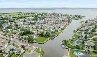 18 South Plz, Amity Harbor, NY 11701