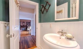 8 Spruce Ave, Middletown, RI 02842