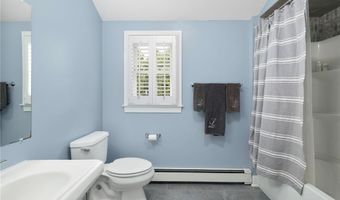 75 N Cliff Dr, Narragansett, RI 02882