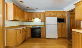 60 Boulder Dr, Auburn, ME 04210