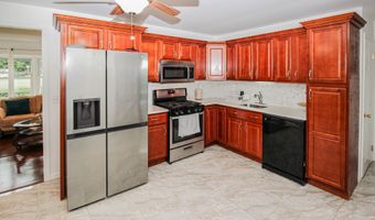 40 Grove Pl, Danbury, CT 06810