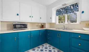 37 Concord Dr, Middletown, RI 02842
