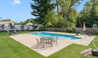 5 Versailles St, Cranston, RI 02920