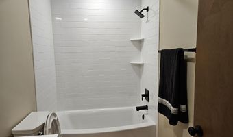 806 E Springfield St, Aurora, MO 65605