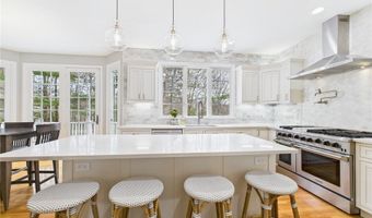 30 Taggart Ct, East Greenwich, RI 02818