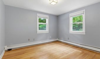 8 Ledgemont Dr, Lincoln, RI 02865