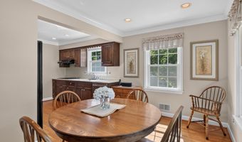 8024 GARLOT Dr, Annandale, VA 22003