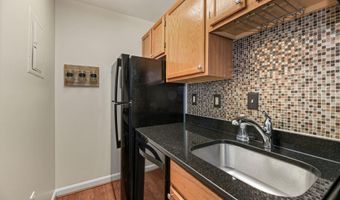 1817 N QUEENS Ln 2-161, Arlington, VA 22201