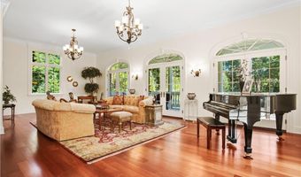 26 Pequot Ln, New Canaan, CT 06840