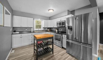 205 S 1st Ave, Brandon, SD 57005