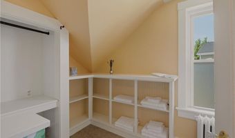 21 Clinton Ave, Newport, RI 02840