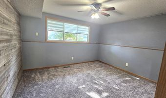 1507 Squire Ln, Aberdeen, SD 57401