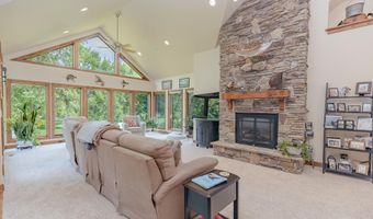 932 Emerald Pines Dr, Arnolds Park, IA 51331