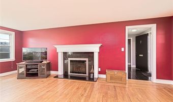 8 Somerset Rd, Cranston, RI 02910