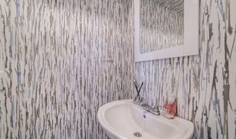 8 CARRIAGE HOUSE Cir, Alexandria, VA 22304