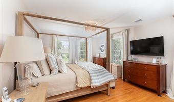 167 Meadow Ln, Middletown, RI 02842