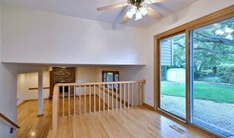 2360 N Drury Ln, Arlington Heights, IL 60004