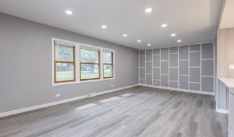 4 N327 7th Ave, Addison, IL 60101