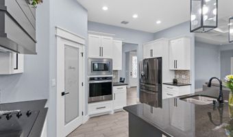 9991 Crow Ln, Adkins, TX 78101