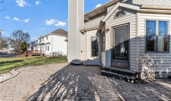 130 E Pinelake Dr, Amherst, NY 14221