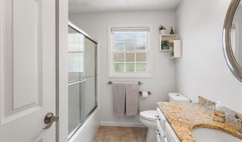 8 Mckay Ct, Warwick, RI 02889