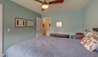 4 Fairway Ct, Albany, NY 12208