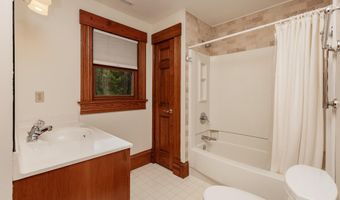 618 9th St, Ames, IA 50010