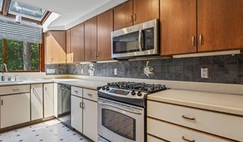 8 Greenwood Pl, Middletown, NJ 07748