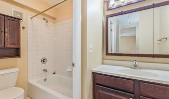 300 W FULLERTON Ave 102, Addison, IL 60101
