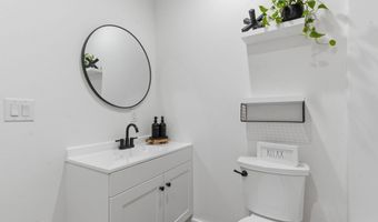 309 W Locust St, Aurora, MO 65605