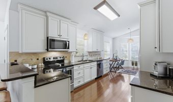 128 SEMINOLE Rd 11, Atlantic Beach, FL 32233