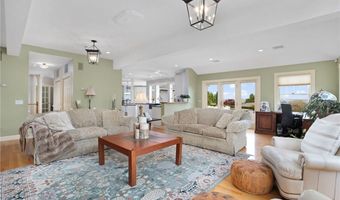 75 N Cliff Dr, Narragansett, RI 02882