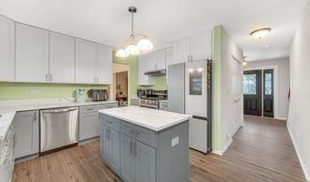 1940 Waverly Ln, Algonquin, IL 60102