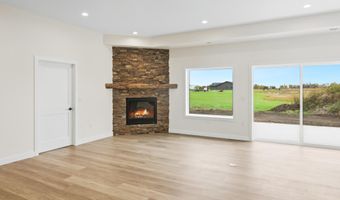 1534 Hannah Ln, Aberdeen, SD 57401