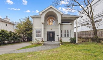 16 Arleigh Dr, Albertson, NY 11507