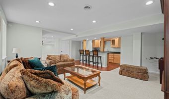 215 Beaumont Trl, Aurora, OH 44202