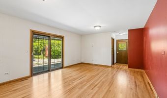 3051 N Huntington Dr, Arlington Heights, IL 60004