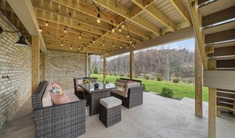 321 Crest Ln, Adams Twp., PA 16046