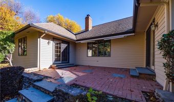 40 Phenix Ridge Dr, Cranston, RI 02921