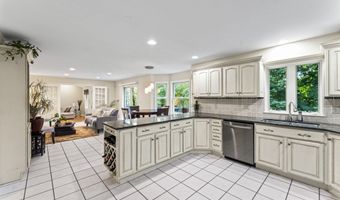 4 Quail Run Dr, Danbury, CT 06811