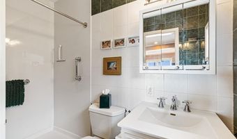 15 Shore Dr, Barrington, RI 02806