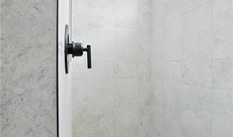 1630 Grayhawk Dr, Basehor, KS 66007