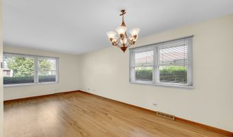 2042 W Spring Ridge Dr, Arlington Heights, IL 60004