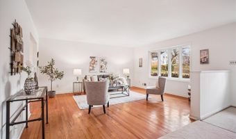 8928 CHELTONHAM Pl, Annandale, VA 22003